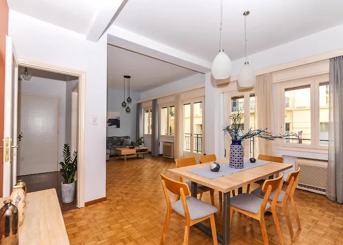 The Elegant. Spacious City Center Apartment.