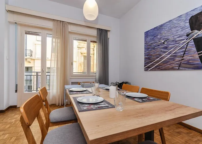 The Elegant. Spacious City Center Apartment.