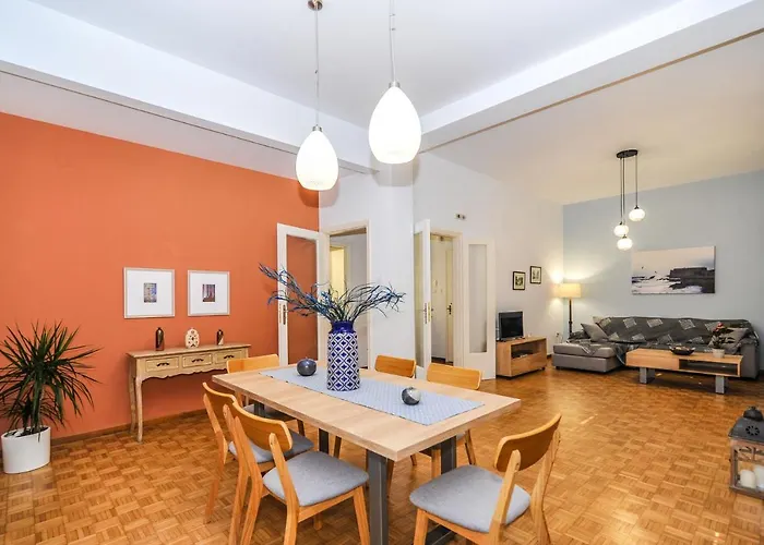 The Elegant. Spacious City Center Apartment.